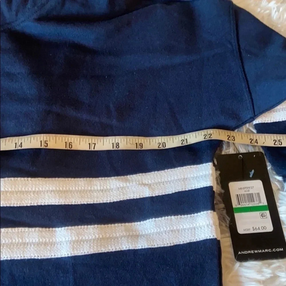 🌸Adorable navy blue hoodie 🌸
BIN 30 - Picture 6 of 7